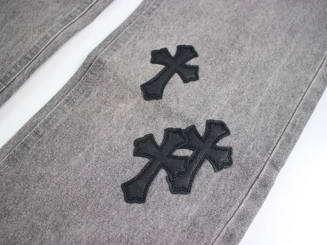 🅿️250 Style Number: D123 Chrome Hearts Matty Boy Sex Records Series Limited JJ Lin Gray and Leather High Street Jeans - CH jeans need to be washed and then disassembled and hand-stitched with sheepskin cross leather and then spliced ​​together to complete the process. The whole process is too complicated to explain. The texture can be seen in the hand, and it’s all about looking good. These are the most beautiful pants in Crow’s heart. They are made of beaded canvas fabric, and heavy washing makes the upper body of the fabric more textured, and the pants shape is tall and straight! The three-dimensional cutting of the whole trousers is a masterpiece! The hardware is customized by zp. The beaded canvas fabric is thick and soft after being washed. It has good breathability. Customized small leather label. Unique design. The details are simple and elegant, and the workmanship is exquisite. The whole trousers are neatly routed and the details are in place! It’s so cool that both men and women can easily control the trend of gender-neutral shorts!  Color: Gray with black Size: 28 30 32 34 36 Corresponding sizes s-xxl Available in seconds. Detailed sizes can be found in picture 9. Pants length: 107/108/109/110/111 Waist: 71/76/81/86/91 Sitting: 101/106/111/116/121